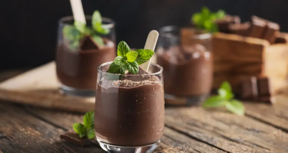 Schokoladenmousse im Glas, garniert mit Minze und Schokostückchen. Ein Genuss, der mit dem Thermomix leicht gelingt.