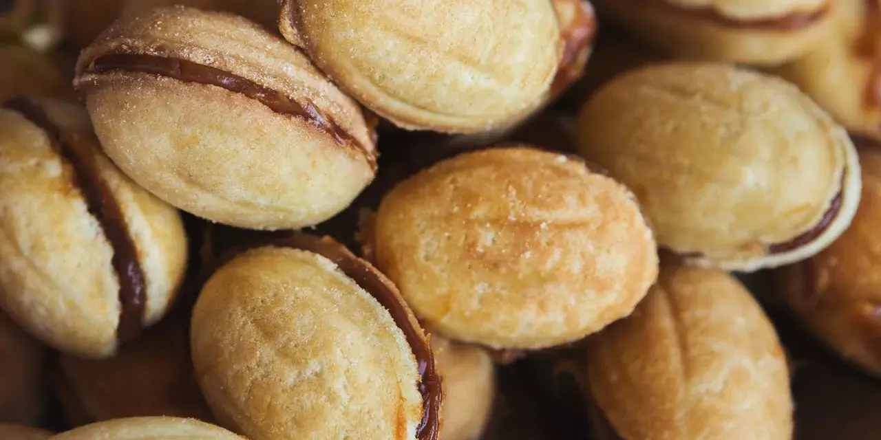 Nahaufnahme von Oreschki, gefüllt mit süßer Karamellcreme. Ein köstliches Oreschki Rezept zum Nachbacken.