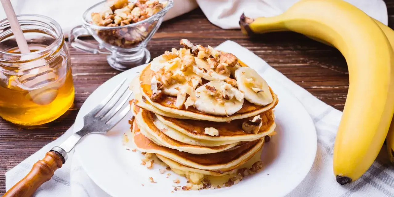 Leckeres protein pancakes rezept mit Bananen, Nüssen und Honig.