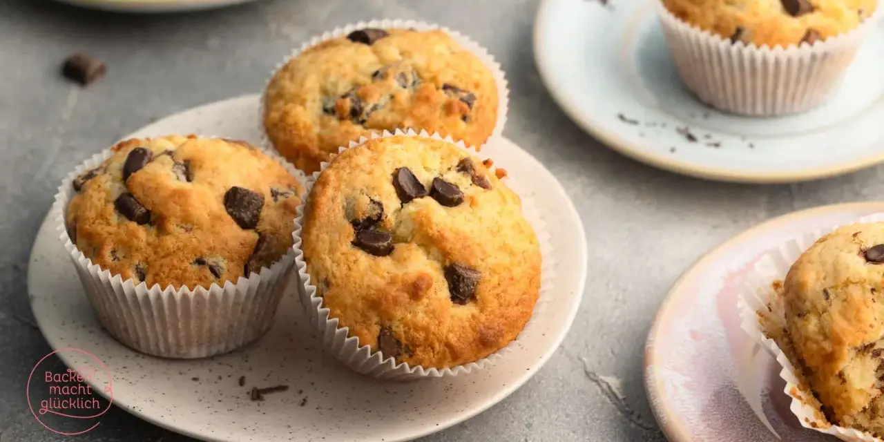 Saftige Schoko-Muffins, perfekt für ein schnelles Muffins Rezept. Sie sehen köstlich aus und laden zum Reinbeißen ein.