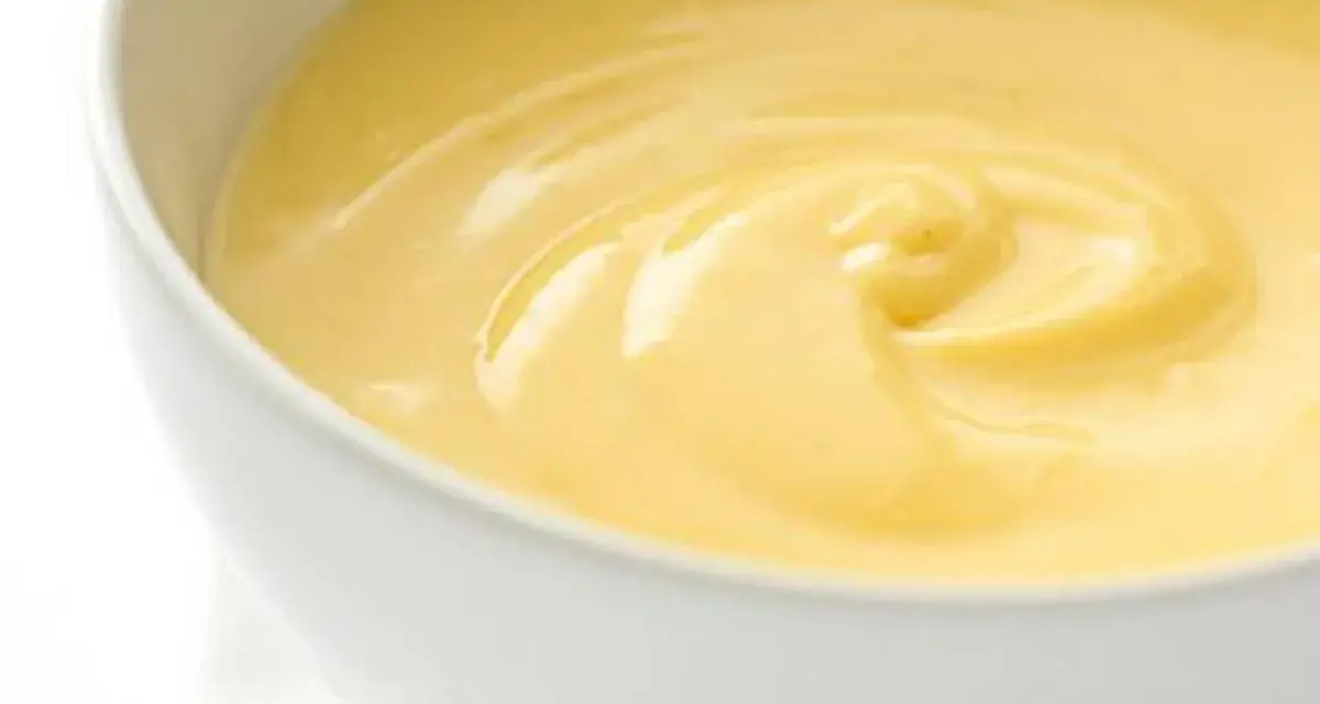 Cremige, gelbe Crema Pasticcera in einer weißen Schüssel, die zum Genuss einlädt.