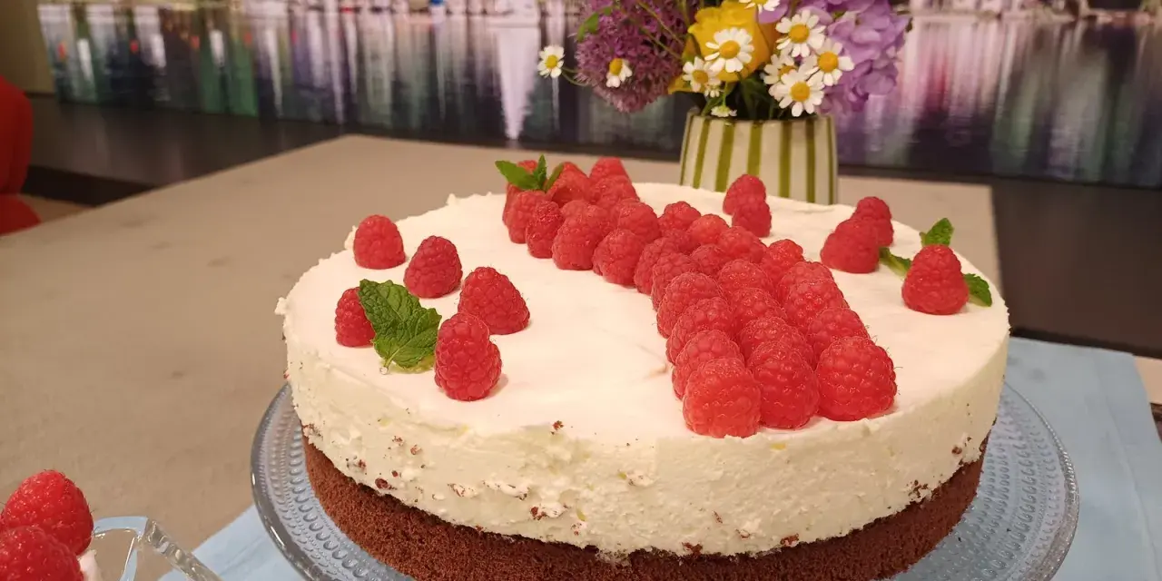 Himbeer-Mascarpone-Torte mit frischen Himbeeren und Minze, ein Genuss für Augen und Gaumen.