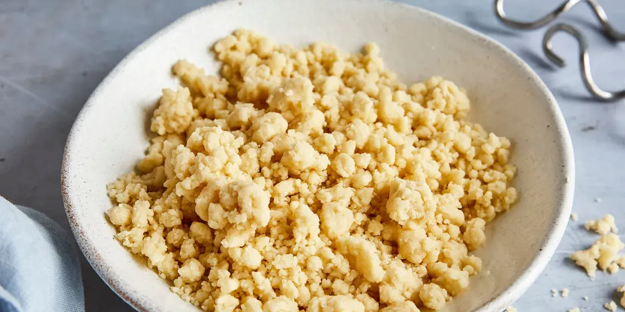 Frischer Streuselteig in einer Schüssel, bereit für ein köstliches Streusel Rezept.