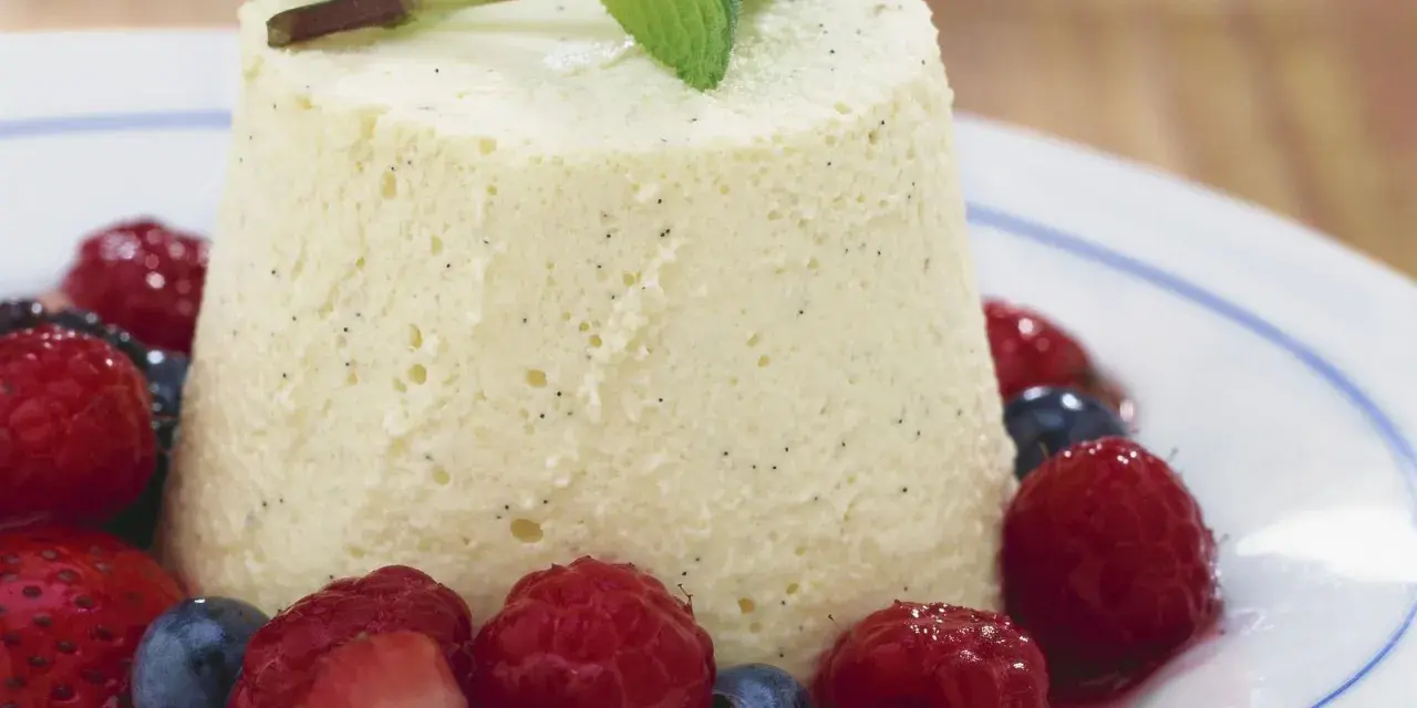 Cremige bayrische Creme mit frischen Beeren und Minze. Ein Genuss für alle Sinne.