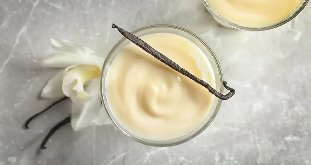Cremiger Vanillepudding, perfekt zum Pudding selber machen. Mit echter Vanilleschote und Blüte.