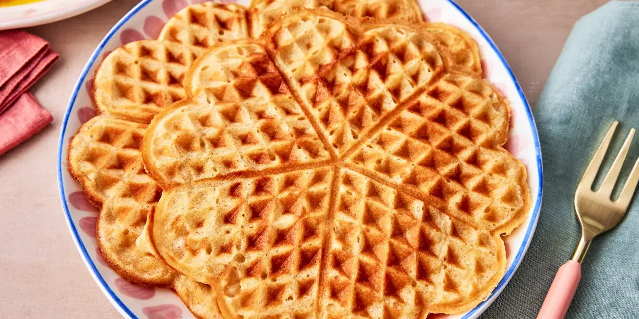 Herzförmige Dinkel Waffeln auf einem Teller, bereit zum Genießen.