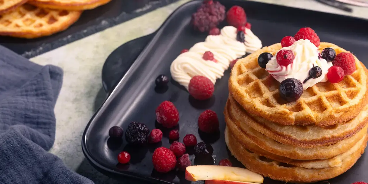 Leckere Apfelwaffeln mit frischen Beeren und Sahne. Ein tolles Rezept für süße Momente.