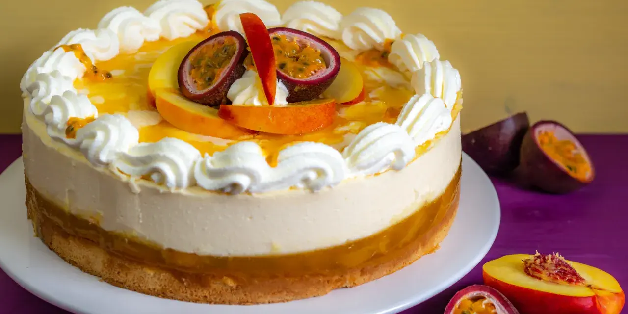 Eine cremige Maracuja Torte mit frischer Sahne und exotischen Früchten, die Lust auf mehr macht.