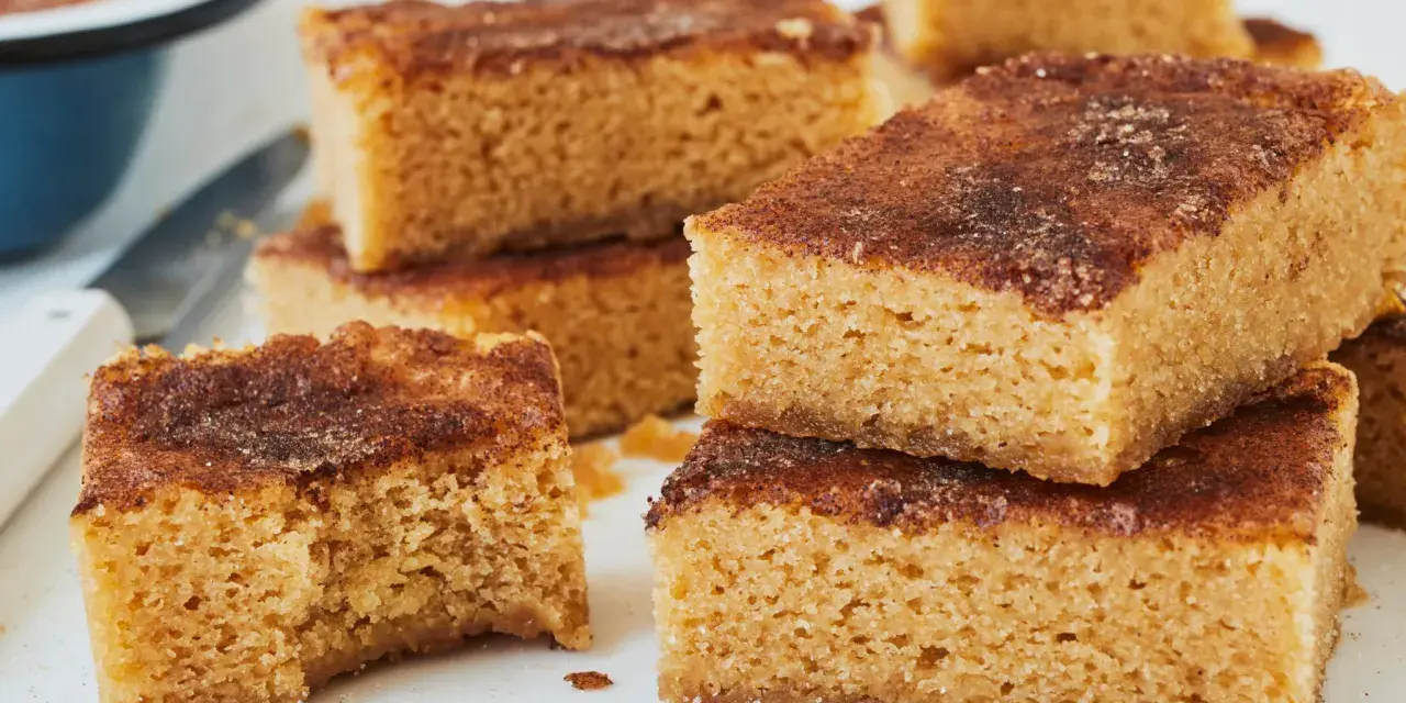 Saftige Blondies mit Zimt-Zucker-Decke, perfekt für dein Blondies Rezept. Ein Stück wurde bereits probiert!