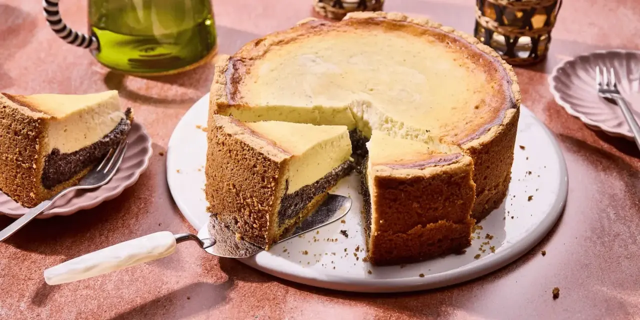 Ein köstlicher Frau Holle Kuchen mit Mohnfüllung und cremigem Käsekuchen.