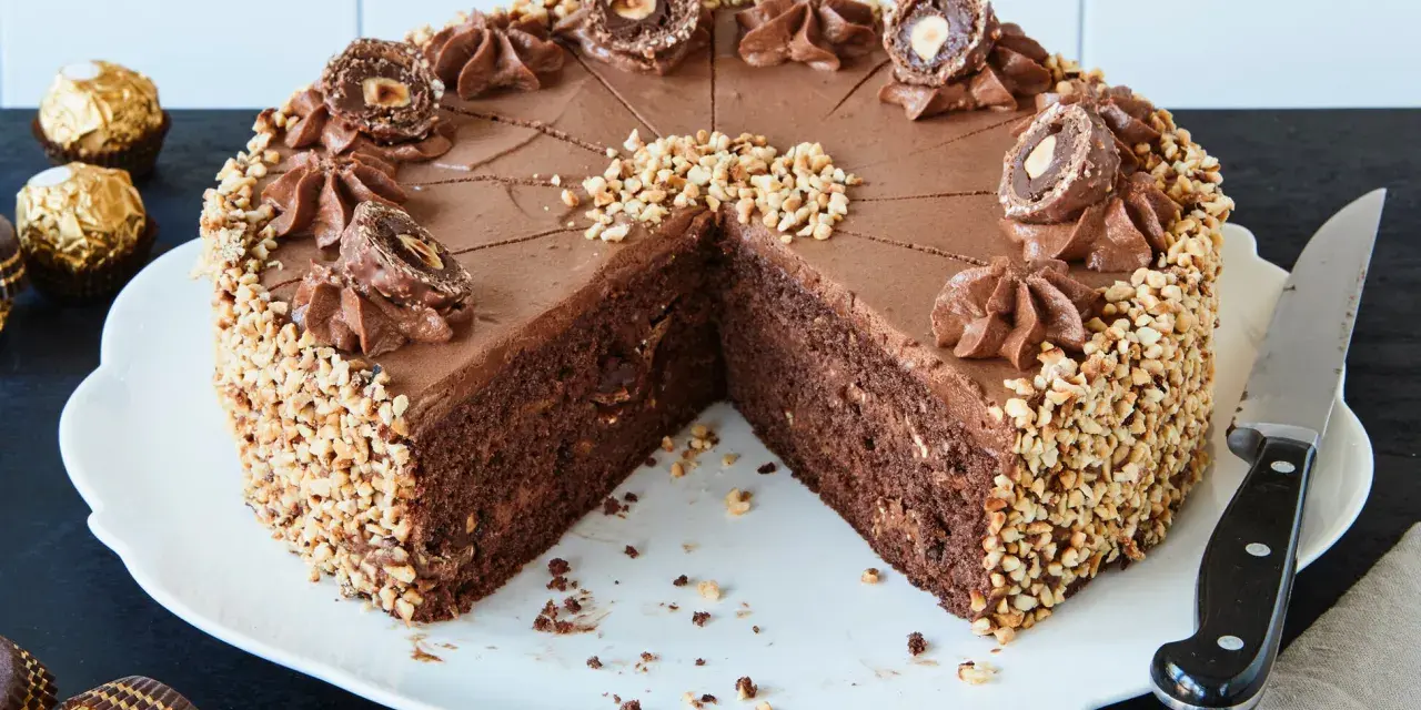 Schokoladentorte mit gehackten Nüssen und Ferrero Rocher Kugeln, eine köstliche Rocher Torte.