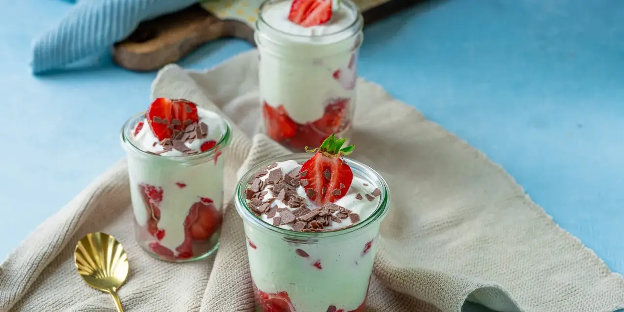 Leckere Quarkspeise mit frischen Erdbeeren und Schokostreuseln in Gläsern, ein einfaches Rezept für den Sommer.