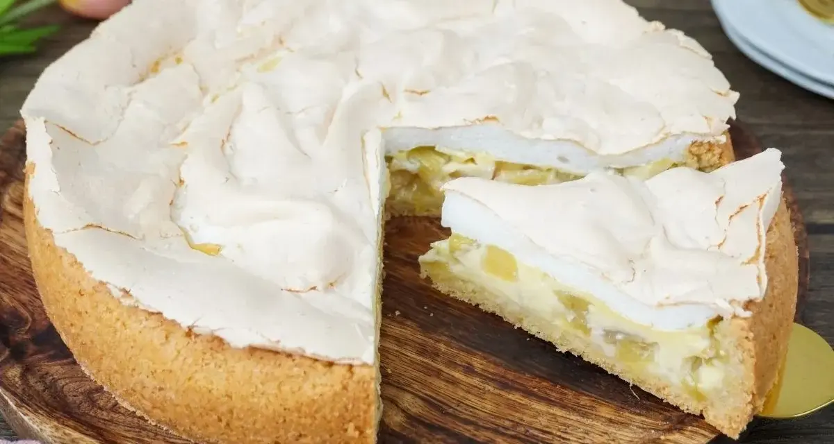Ein köstlicher Rhabarberkuchen mit Baiser, dessen fluffige Haube perfekt zur fruchtigen Füllung passt.