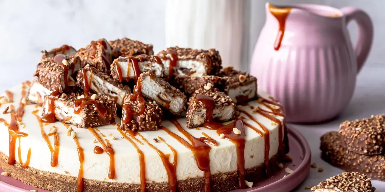 Eine cremige Maxi King Torte, dekoriert mit Karamell und Schokostückchen. Ein Traum für jeden Schokoladenliebhaber!