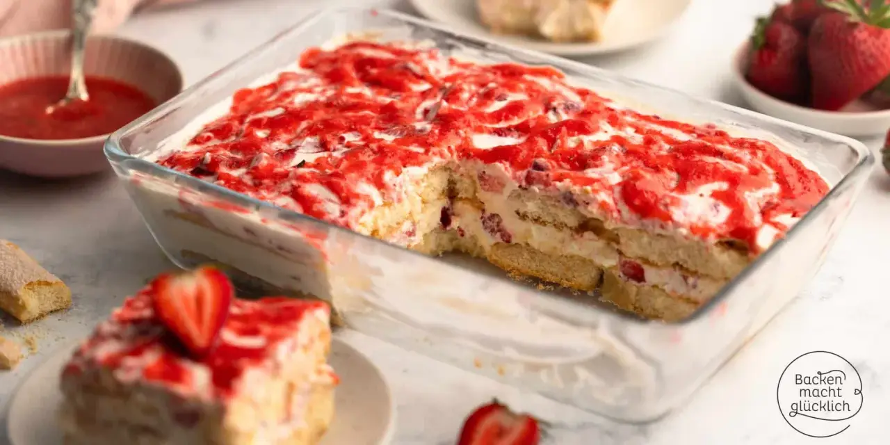 Ein saftiges Erdbeer Tiramisu in einer Glasform, geschichtet mit Löffelbiskuits, Creme und frischen Erdbeeren, verlockt zum Genuss.