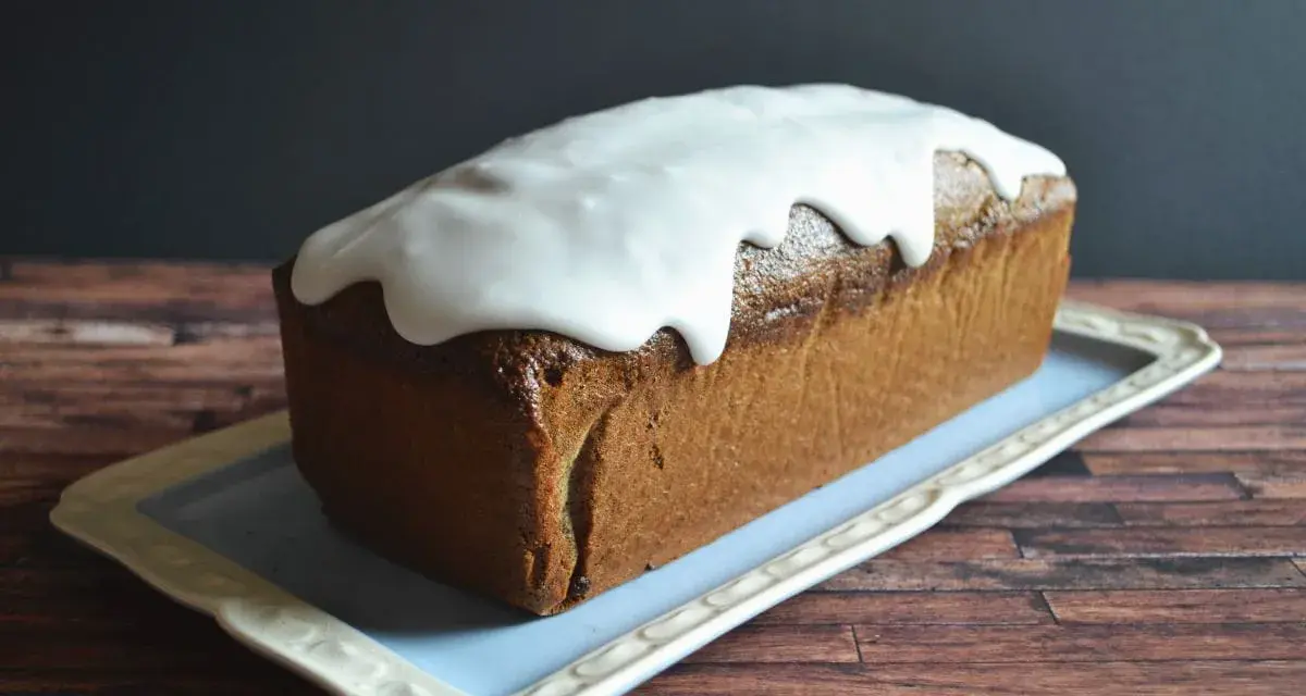 Ein saftiger Mohnkuchen mit Zuckerguss, perfekt für Ihr nächstes Mohnkuchen Rezept.