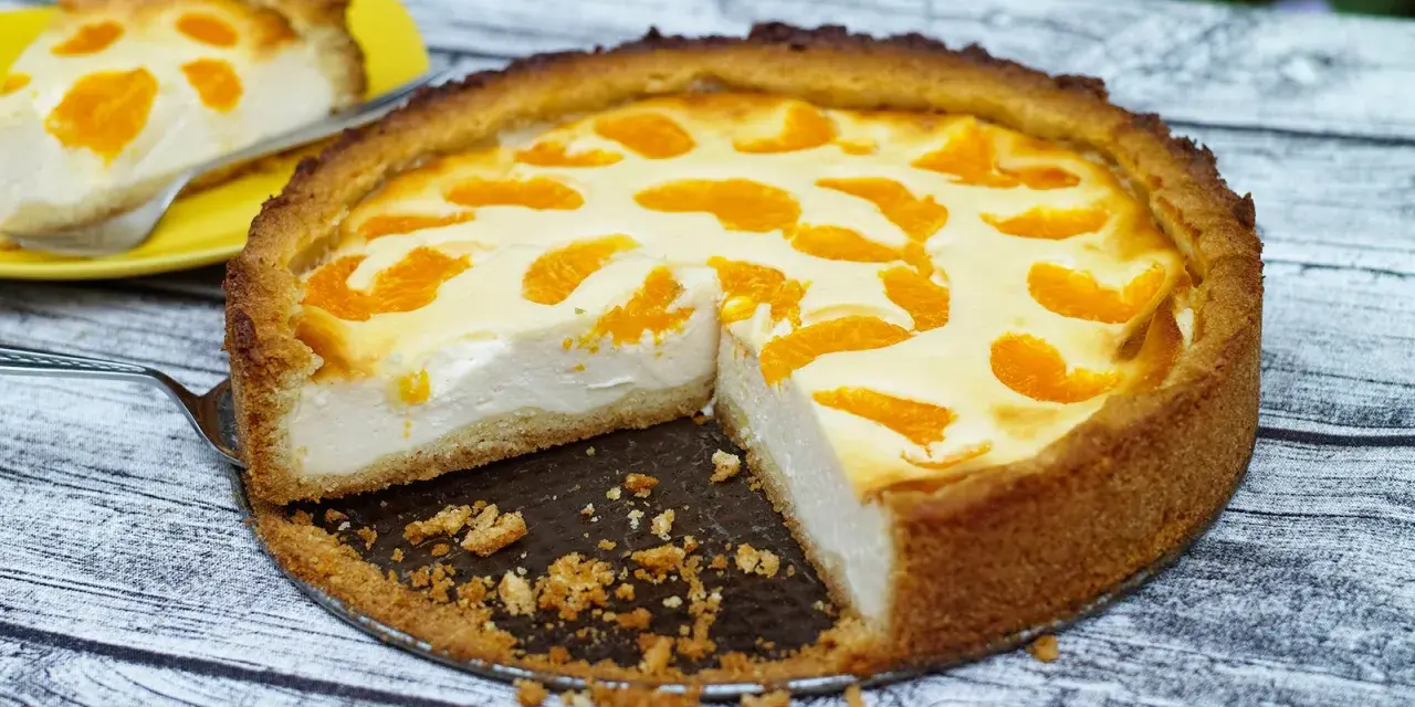 Ein saftiger faule weiber kuchen mit Mandarinenstücken und cremiger Füllung, bereit zum Genießen.