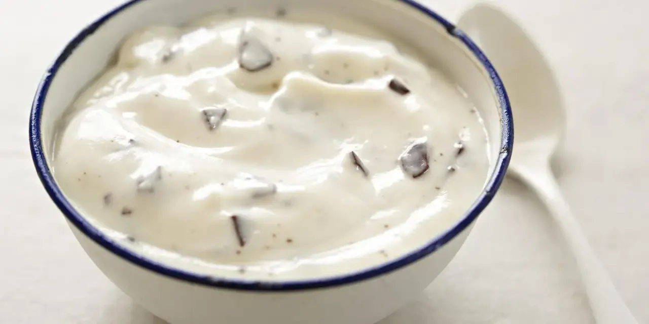 Cremige Herrencreme mit Schokostückchen, wie nach Omas Rezept. Ein Löffel daneben wartet schon.