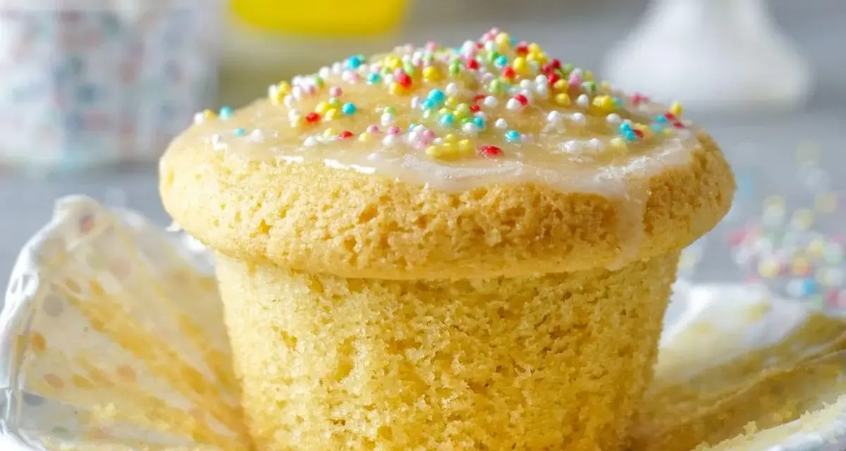 Ein Fanta Muffin mit Zuckerguss und bunten Streuseln, bereit zum Genießen.