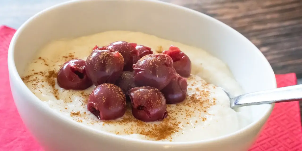 Cremiger Grießbrei mit Kirschen und Zimt, ein einfaches Grießbrei Rezept für jeden Tag.