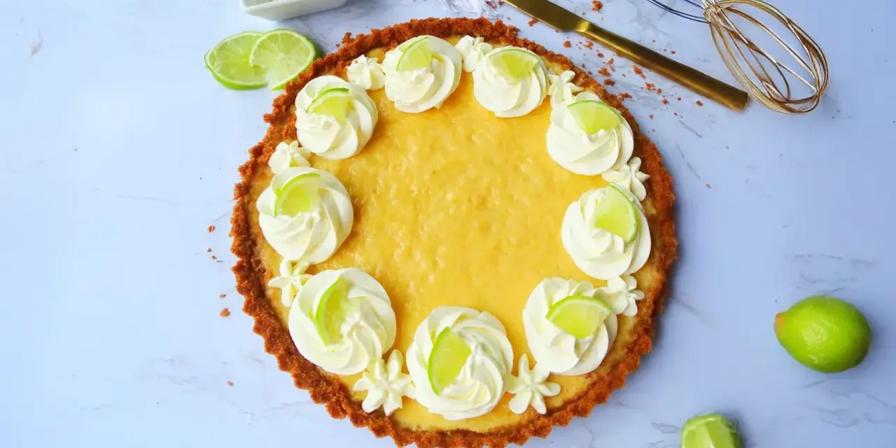 Ein köstlicher Key Lime Pie, verziert mit Sahnetuffs und Limettenscheiben.