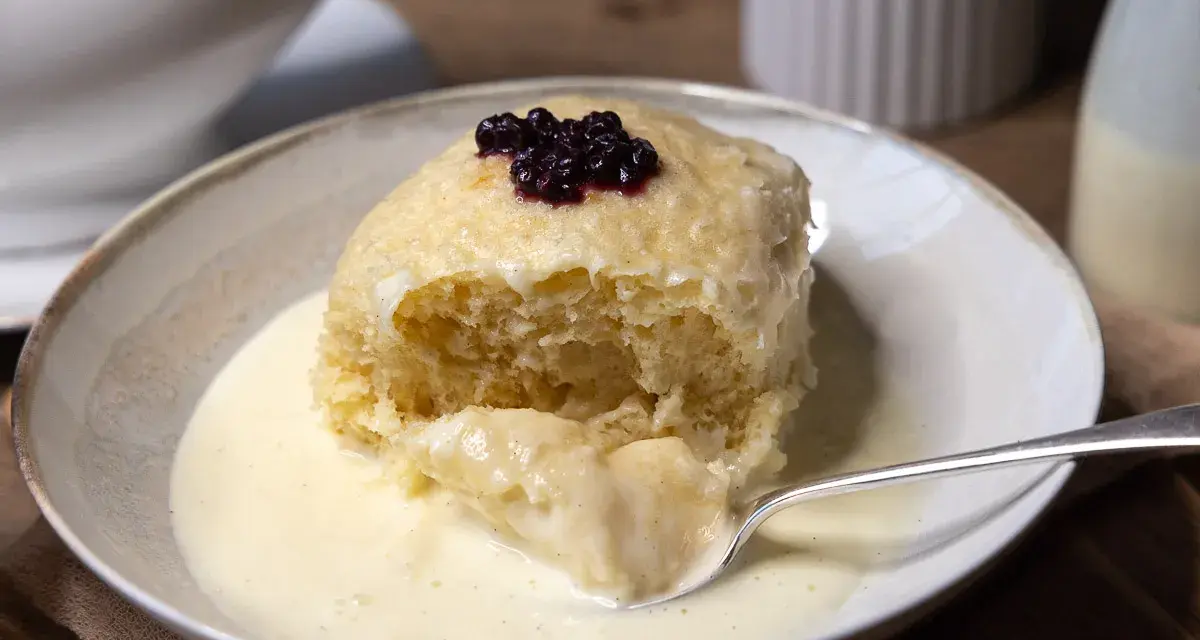 Ein fluffiger Dampfnudel-Kloß mit Blaubeeren und Vanillesauce. Ein köstliches Rezept für Dampfnudeln.
