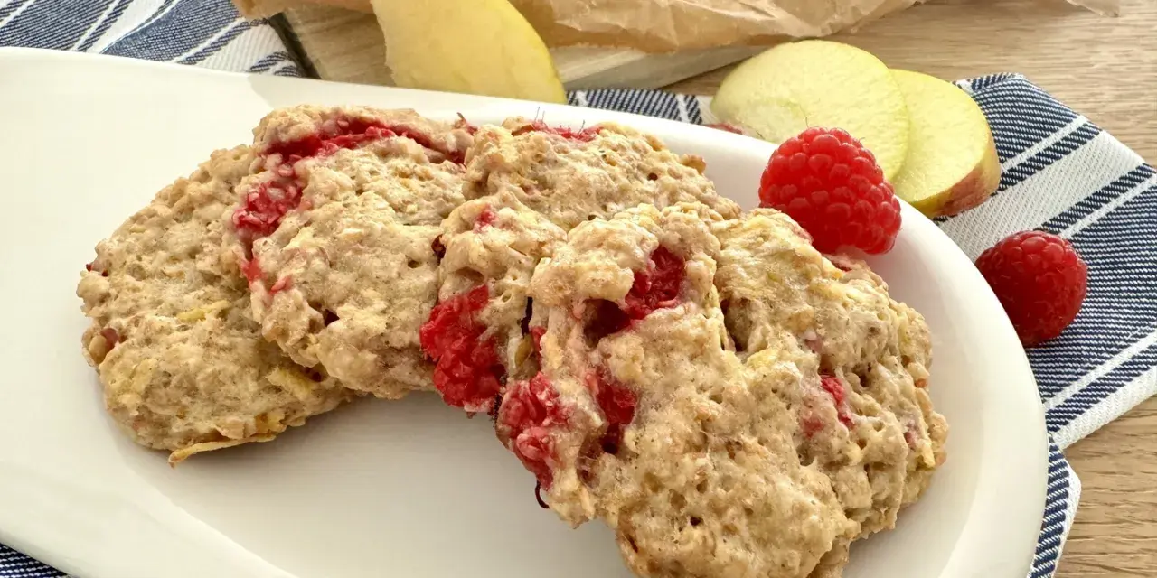 Saftige Kekse ohne Zucker mit Himbeeren und Apfelstücken, perfekt für einen gesunden Snack.