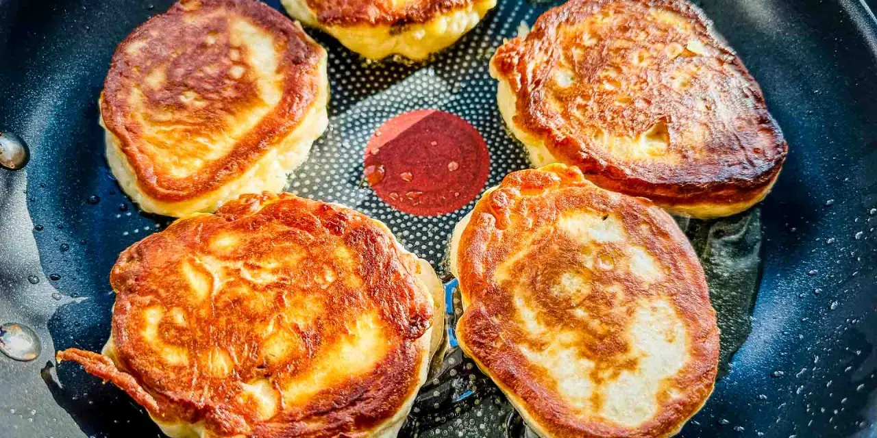 Fünf goldbraune Struwen brutzeln in der Pfanne. Dieses Struwen Rezept gelingt immer!