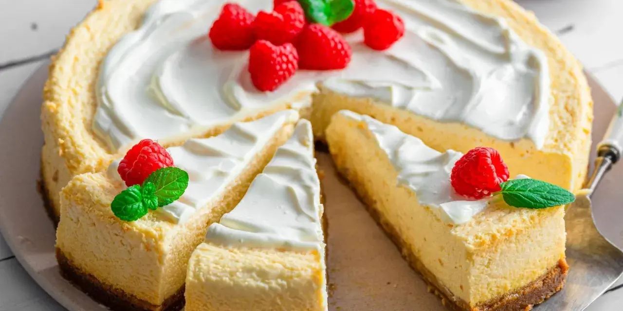 Ein köstliches Cheesecake-Rezept mit frischen Himbeeren und Minze. Cremig, saftig und perfekt für jeden Anlass.