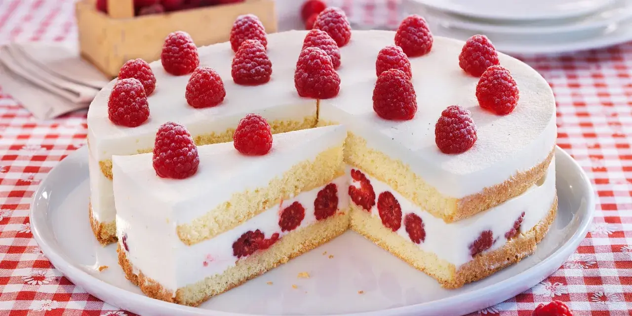 Himbeer Joghurt Torte mit frischen Himbeeren und cremigem Joghurt. Ein Genuss für jeden Anlass.