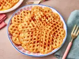 Herzförmige Dinkel Waffeln auf einem Teller, bereit zum Genießen.