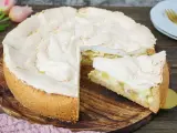 Ein köstlicher Rhabarberkuchen mit Baiser, dessen fluffige Haube perfekt zur fruchtigen Füllung passt.