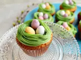 Oster-Cupcakes mit grünem Frosting als Nest und bunten Schokoladen-Eiern.