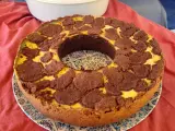 Ein köstlicher russischer Zupfkuchen mit einem Mürbeteigboden und einer cremigen Käsemasse, bedeckt mit schokoladigen Zupfen.