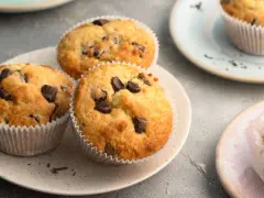 Saftige Schoko-Muffins, perfekt für ein schnelles Muffins Rezept. Sie sehen köstlich aus und laden zum Reinbeißen ein.