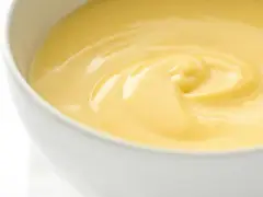 Cremige, gelbe Crema Pasticcera in einer weißen Schüssel, die zum Genuss einlädt.