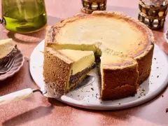 Ein köstlicher Frau Holle Kuchen mit Mohnfüllung und cremigem Käsekuchen.