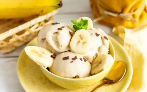Cremiges Bananeneis mit Schokostückchen und frischen Bananenscheiben, perfekt zum Bananeneis selber machen.