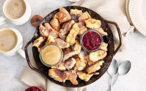 Kaiserschmarrn aus dem Thermomix, goldbraun und fluffig, mit Apfelmus und Preiselbeeren. Perfekt zum Genießen!
