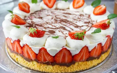 Eine köstliche Erdbeer Mascarpone Torte mit frischen Erdbeeren, Sahnetupfern und Schokoladendekor.