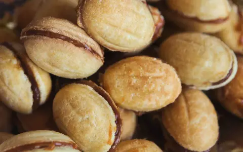 Nahaufnahme von Oreschki, gefüllt mit süßer Karamellcreme. Ein köstliches Oreschki Rezept zum Nachbacken.