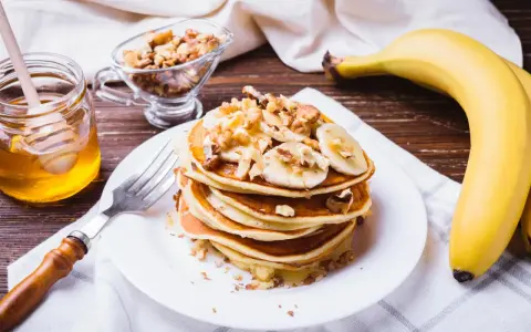 Leckeres protein pancakes rezept mit Bananen, Nüssen und Honig.