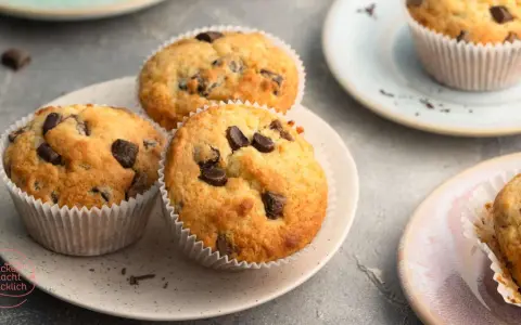 Saftige Schoko-Muffins, perfekt für ein schnelles Muffins Rezept. Sie sehen köstlich aus und laden zum Reinbeißen ein.