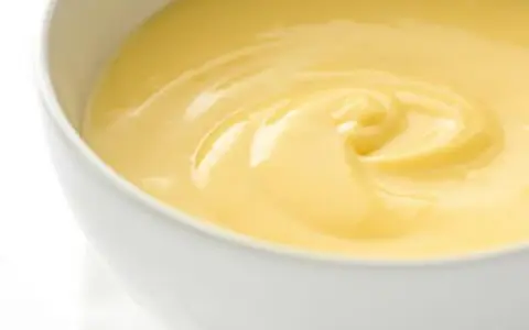 Cremige, gelbe Crema Pasticcera in einer weißen Schüssel, die zum Genuss einlädt.