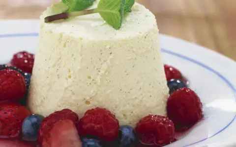 Cremige bayrische Creme mit frischen Beeren und Minze. Ein Genuss für alle Sinne.