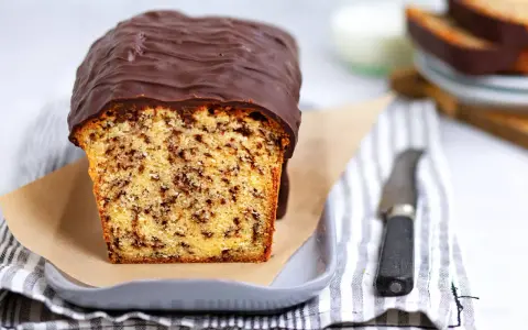 Ein saftiger Ameisenkuchen mit Schokoladenglasur, perfekt für das nächste Kaffeekränzchen. Dieses Ameisenkuchen Rezept ist ein Muss!