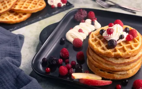 Leckere Apfelwaffeln mit frischen Beeren und Sahne. Ein tolles Rezept für süße Momente.