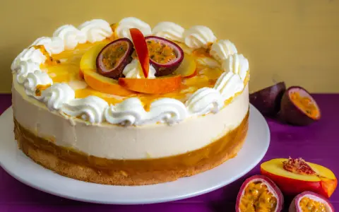 Eine cremige Maracuja Torte mit frischer Sahne und exotischen Früchten, die Lust auf mehr macht.