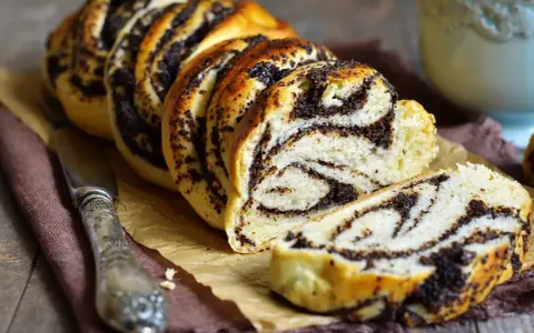 Ein köstlicher Mohnzopf, frisch gebacken. Dieses Mohnzopf Rezept ist ein Genuss für jeden Kaffeetisch.