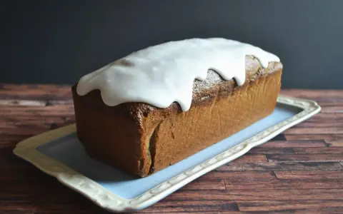 Ein saftiger Mohnkuchen mit Zuckerguss, perfekt für Ihr nächstes Mohnkuchen Rezept.